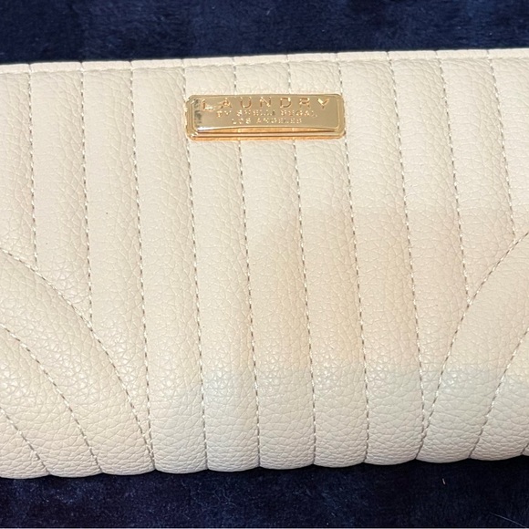 NWT Laundry by Shelli Segal Beige Quilted Wallet - Picture 2 of 5